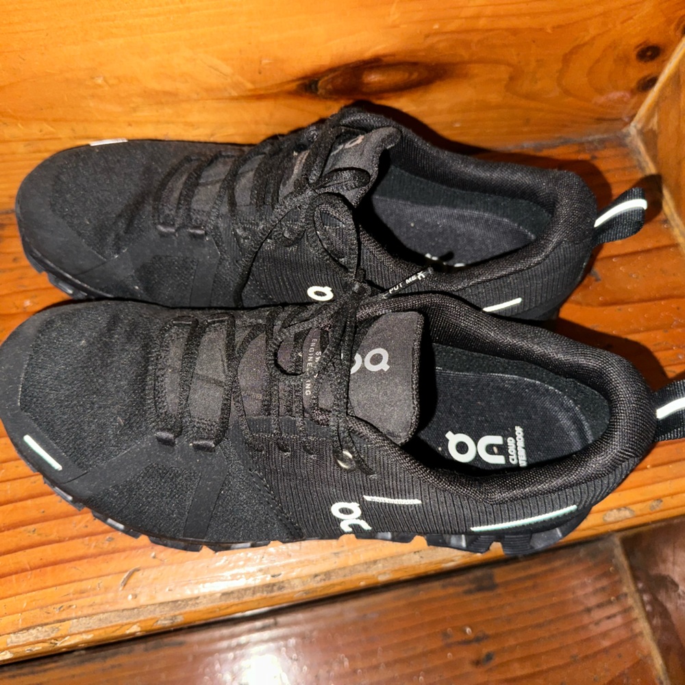 On Cloud 5 Women’s Black Waterproof Sneaker size 8.5